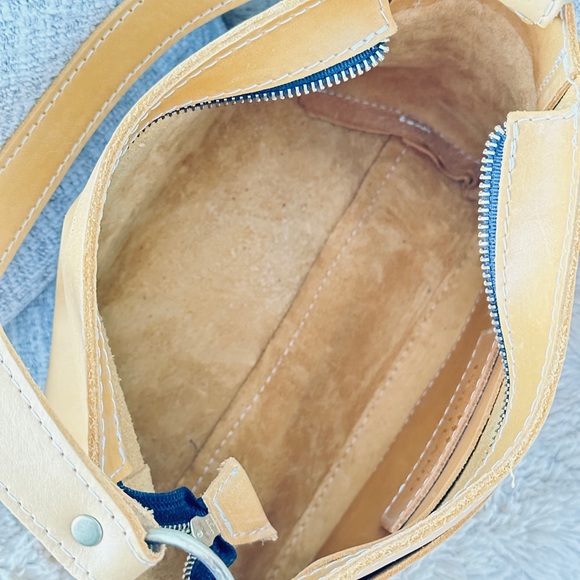 Portland Leather Goods - Triangle Bag - Sunflower - Picture 5 of 6